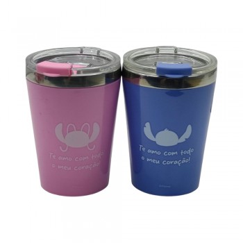 KIT DE 2 COPOS VIAGEM MODELO STITCH E ANGEL NAMORADOS EM PLÁSTICO 300ML REF:10026387 KIT DE 2 COPOS VIAGEM MODELO STITCH E ANGEL NAMORADOS EM PLÁSTICO 300ML REF:10026387