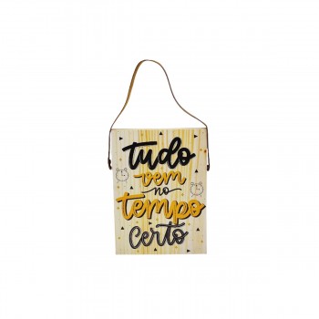 PLACA RETANGULAR COM CORDA TUDO VEM NO TEMPO CERTO EM MADEIRA REF: JPL2210 PLACA RETANGULAR COM CORDA TUDO VEM NO TEMPO CERTO EM MADEIRA REF: JPL2210